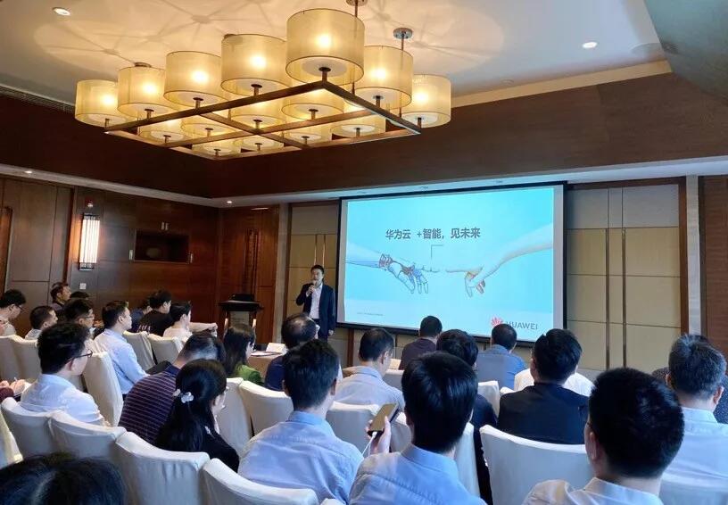 【行業聚焦】華為云蔣國文：+智能，見未來