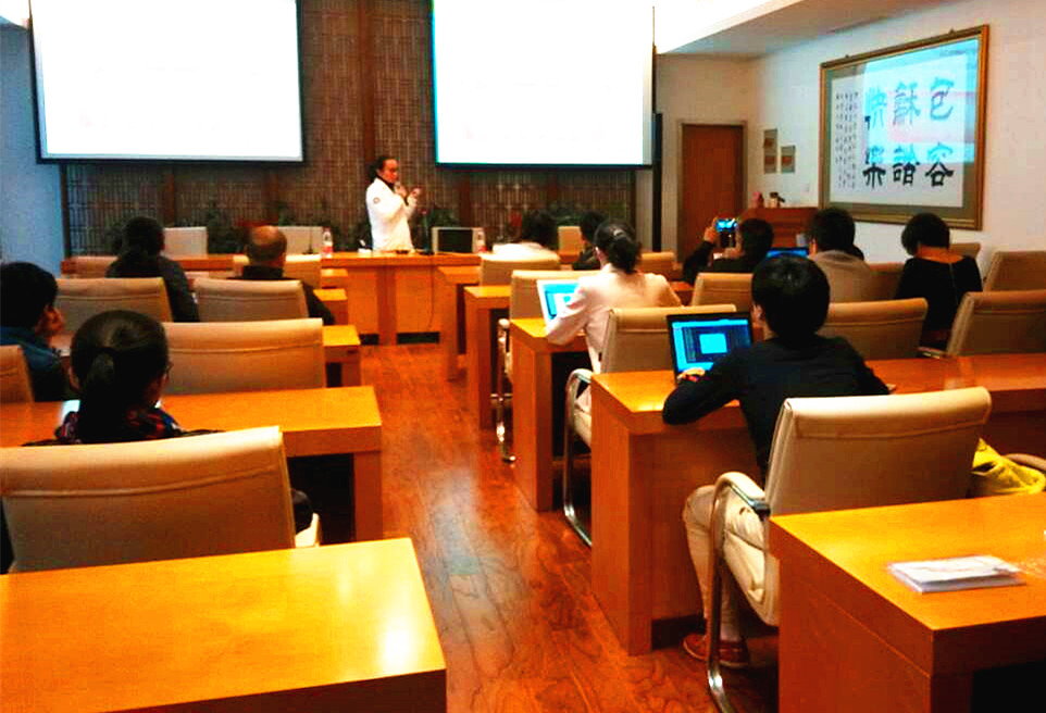 天堂硅谷攜手綠城口腔醫(yī)院舉行健康知識(shí)講座和義診